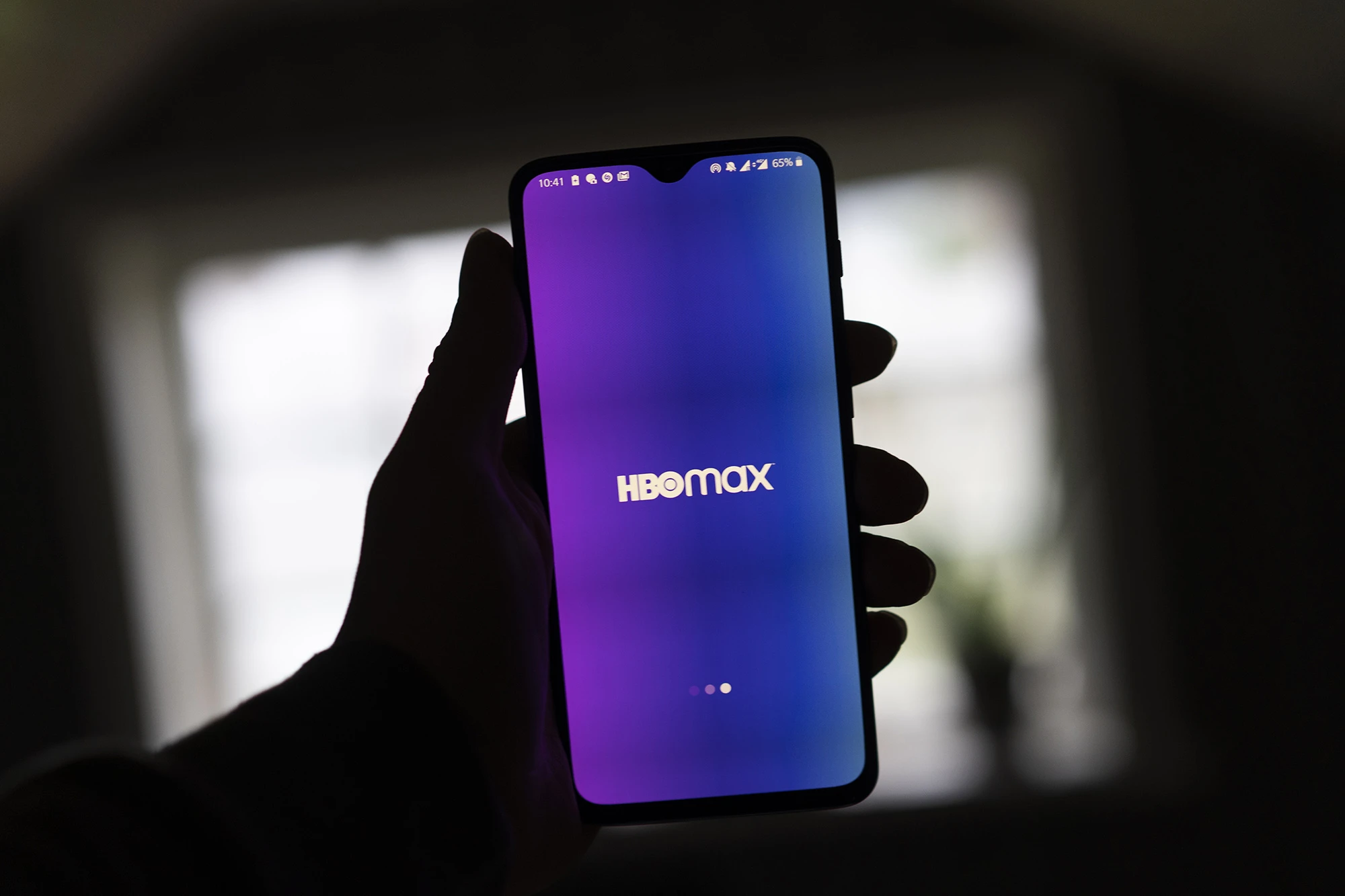 如何在爱尔兰观看 HBO Max  要在爱尔兰观看 HBO Max，您可以按照以下几个步骤操作：  1. **使用 VPN** 
 由于 HBO Max 可能在某些地区不可用，建议使用虚拟私人网路（VPN）来更改您的 IP 地址。选择一个可靠的 VPN 提供商，并连接到美国的伺服器。  2. **创建 HBO Max 帐户** 
 一旦您连接到 VPN，前往 HBO Max 的官方网站。您需要使用美国的信用卡或借记卡来注册帐户。也可以考虑使用礼品卡支付。  3. **下载应用程式** 
 如果您习惯使用设备来观看，请在设备的应用商店中下载 HBO Max 应用程式。记得在使用应用程式之前先连接到 VPN。  4. **开始观看** 
 登录您的帐户，然后选择您想观看的内容，开始享受 HBO Max 提供的所有精彩节目和电影！  请注意，使用 VPN 可能会违反某些服务的使用条款，请自行承担风险。  希望这些步骤能帮助您在爱尔兰顺利观看 HBO Max！