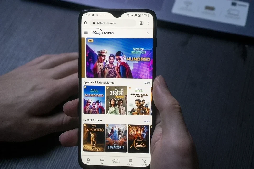 如何在沙乌地阿拉伯观看 Hotstar  如果你想在沙乌地阿拉伯观看 Hotstar，可以按照以下步骤操作：  1. **使用 VPN**：首先，你需要使用虚拟专用网路（VPN）。选择一个可靠的 VPN 服务，并确保它有印度的伺服器。这样你就可以改变你的 IP 地址，让 Hotstar 认为你在印度。  2. **下载并安装 VPN**：根据你的设备（手机或电脑）下载并安装所选的 VPN 应用。  3. **连接到印度伺服器**：打开 VPN 应用，并选择一个印度的伺服器进行连接。  4. **访问 Hotstar 网站或应用**：当你成功连接到印度伺服器后，打开 Hotstar 的网站或应用程序。  5. **登录或注册**：如果你已经有帐号，直接登录；如果没有，根据要求注册一个新帐号。  6. **开始观看**：现在你就可以浏览和观看 Hotstar 上的所有内容了。  记住，使用 VPN 可能会影响你的网速，因此选择一个速度快的 VPN 是很重要的。希望这些步骤能帮助你在沙乌地阿拉伯顺利观看 Hotstar！