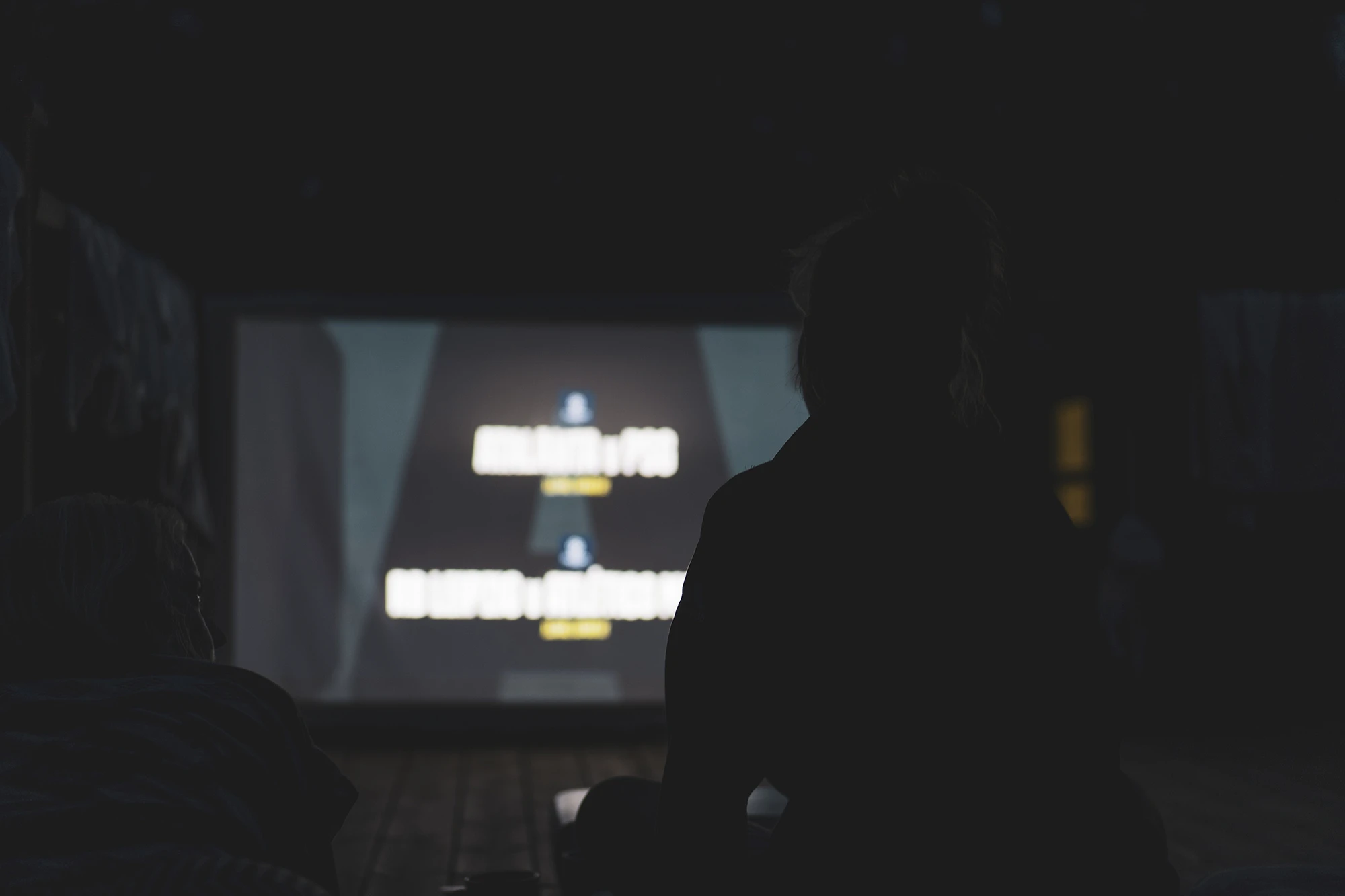 如何在印度观看 DAZN  如果您想在印度观看 DAZN，可以按照以下步骤进行：  1. **检查设备相容性** 
 确保您的设备（如智能电视、手机、平板电脑或电脑）支持 DAZN 应用程式。  2. **使用 VPN** 
 由于 DAZN 在某些地区的可用性有限，您可能需要使用 VPN 服务。选择一个可靠的 VPN 并连接到 DAZN 可用的地区（如美国、英国等）。  3. **注册 DAZN 帐户** 
 访问 DAZN 网站或下载应用程式，创建一个帐户。您需要提供电子邮件地址并设置密码。  4. **选择订阅计划** 
 选择适合您的订阅计划并完成支付。在印度，您可能需要使用国际信用卡。  5. **开始观看** 
 一切就绪后，您可以登入您的 DAZN 帐户，便可开始享受各类运动赛事的直播和重播。  注意：请确保遵循当地法律和 DAZN 的使用条款。