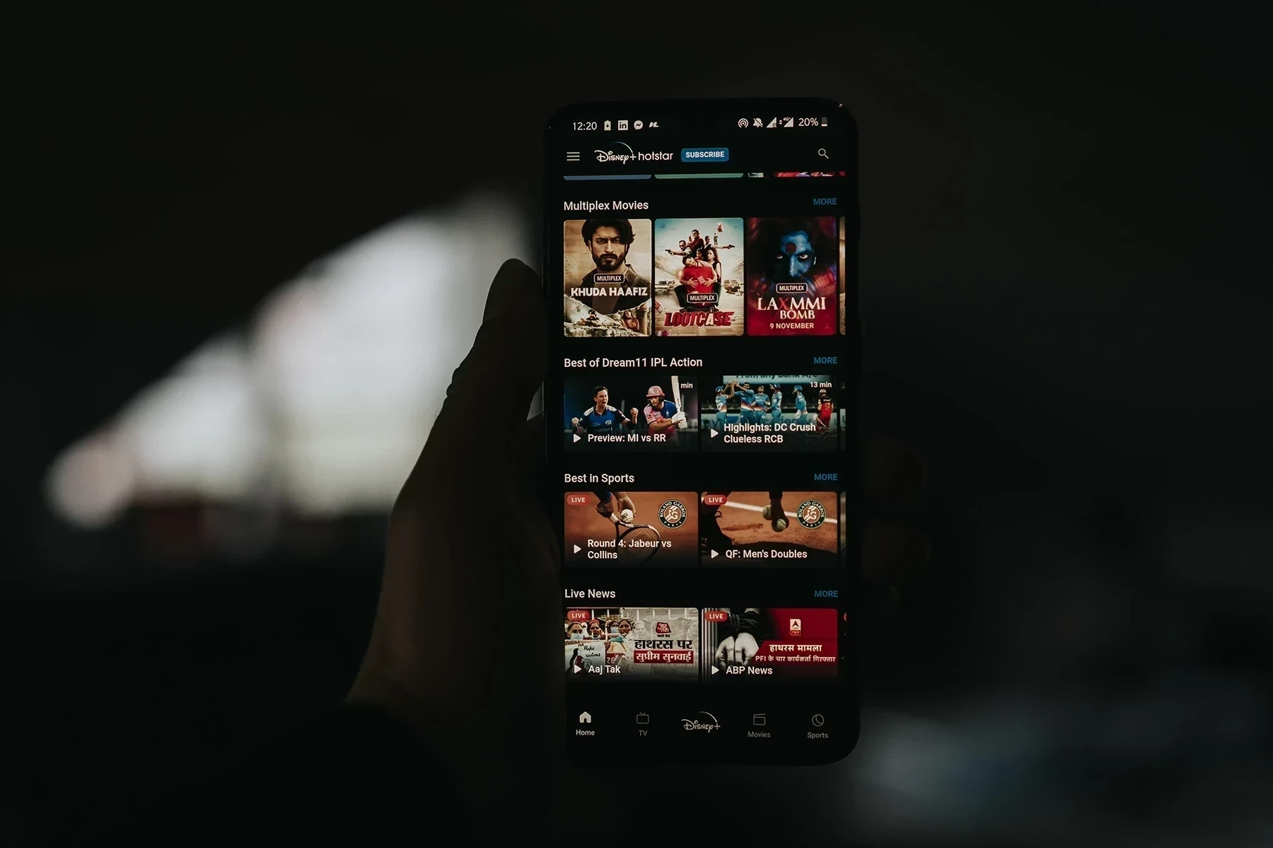 如何在英国观看 Disney Plus Hotstar  如果你在英国想要观看 Disney Plus Hotstar，可以按照以下步骤操作：  1. **使用虚拟私人网络 (VPN)**：
 – 设定一个可靠的 VPN 服务，并将其伺服器位置设置为印度或其他 Disney Plus Hotstar 可用的地区。  2. **创建帐户**：
 – 进入 Disney Plus Hotstar 的官网或下载应用程式。使用你的邮箱地址注册一个新帐户。请注意，某些地区可能需要提供当地支付方式。  3. **选择计划**：
 – 根据你的需求选择适合的订阅计划，并按照指引完成支付。  4. **开始观看**：
 – 完成注册后，使用 VPN 连接到选择的地区伺服器，然后登陆你的帐户。现在你可以享受 Disney Plus Hotstar 的内容了！  记得在使用 VPN 的时候遵守相关法律法规，并了解 Disney Plus Hotstar 的使用条款。