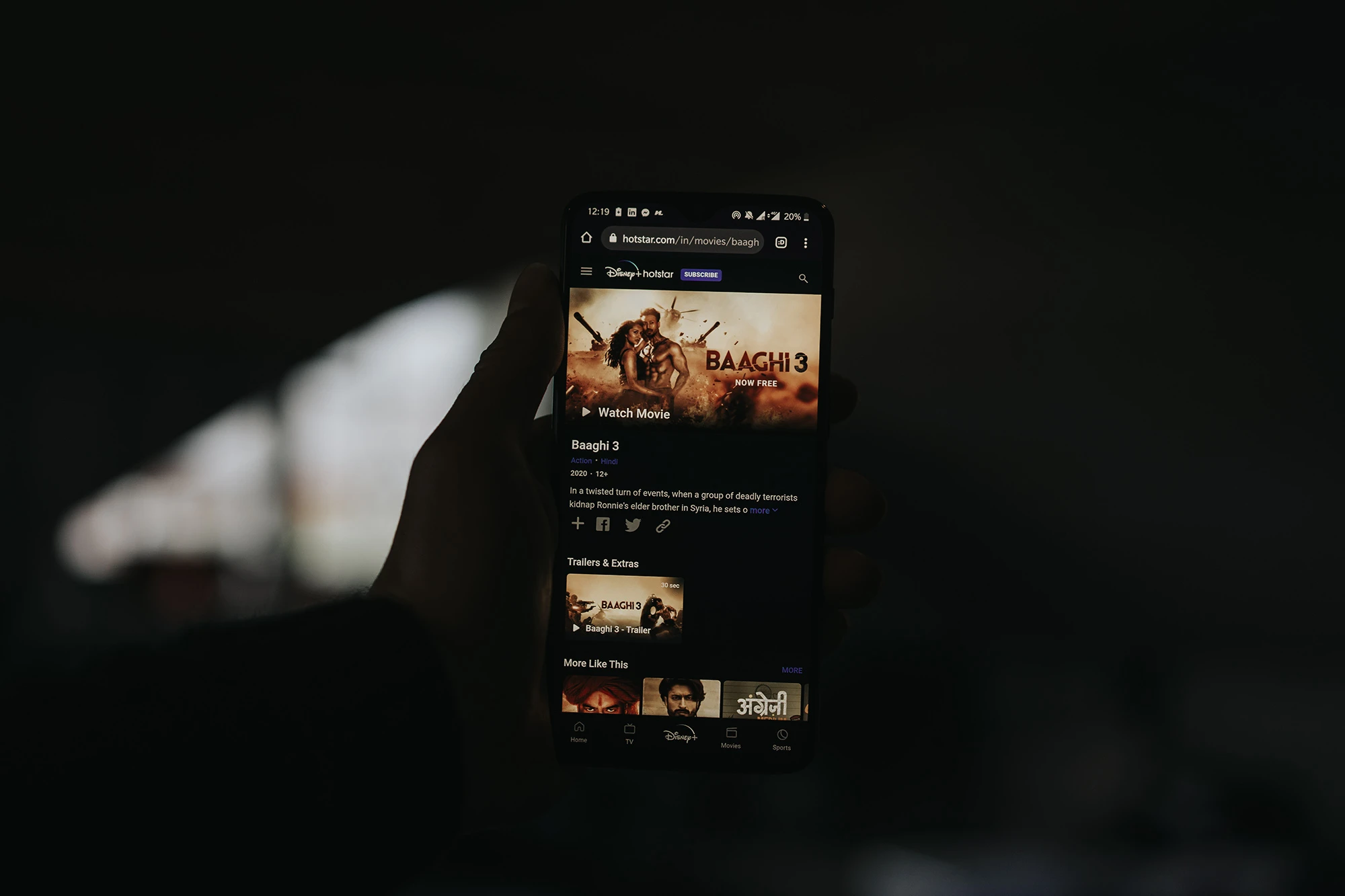 如何在印度以外地区观看 Disney+ Hotstar  如果您在印度以外地区想观看 Disney+ Hotstar，以下是一些简单的步骤：  1. **使用虚拟私人网络（VPN）**：
 – 选择一个可靠的 VPN 服务，并确保它可以连接到印度的伺服器。
 – 安装并启用 VPN，将您的位置设置为印度。  2. **创建 Disney+ Hotstar 账户**：
 – 通过 VPN 连接到印度后，访问 Disney+ Hotstar 的网站或应用程序。
 – 如果您还没有账号，可以按照提示注册一个新账户。  3. **订阅计划**：
 – 选择您想要的订阅计划，并完成付款。  4. **开始观看**：
 – 一切设置完成后，您就可以随心所欲地观看您喜爱的内容了。  请注意，使用 VPN 可能违反 Disney+ Hotstar 的服务条款，所以请谨慎选择并了解可能的风险。