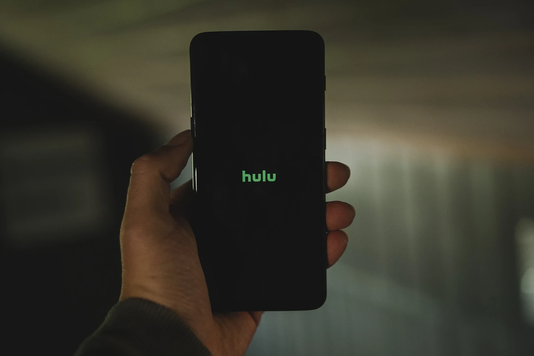 如何在英国观看 Hulu Live TV  如果你在英国想观看 Hulu Live TV，以下是一些步骤可以帮助你实现：  1. **使用 VPN** 
 Hulu 仅在美国提供服务，因此你需要一个可靠的 VPN（虚拟专用网络）来改变你的 IP 地址，让它看起来像是来自美国。选择一个速度快且能够解锁 Hulu 的 VPN。  2. **注册 Hulu 帐户** 
 访问 Hulu 网站并注册一个帐户。根据 Hulu 的政策，你需要提供有效的美国地址和付款方式。可考虑使用美国的虚拟信用卡或支付平台。  3. **连接到 VPN** 
 打开你的 VPN 应用程序并连接到一个位于美国的服务器。这样，当你访问 Hulu 网站时，它将认为你是在美国。  4. **访问 Hulu** 
 在连接到 VPN 之后，前往 Hulu 的网站或应用程序。登录到你的帐户，你应该能够访问 Hulu Live TV。  5. **选择你的电视选项** 
 一旦进入 Hulu，你可以浏览并选择你想观看的直播电视选项。  6. **享受观看** 
 现在，你就可以在英国享受 Hulu Live TV 的内容了！  **注意事项** 
– 在使用 VPN 时，确保该服务条款允许观看串流媒体。
– 可能会因网络速度而影响观看质量。挑选一个快速且稳定的 VPN 可以帮助改善这一点。  希望这些步骤对你有所帮助，让你能在英国享受 Hulu Live TV！